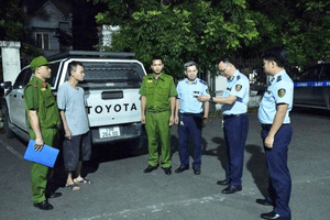 Kiểm tra một xe ô tô trên đường, thu giữ 1,5 tấn thực phẩm mang bao bì nước ngoài