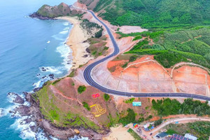 Sắp hoàn thiện cung đường đèo kết nối núi - biển đẹp bậc nhất miền Trung, thay thế tuyến đường cũ tiềm ẩn nguy hiểm