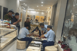 Kiểm tra đột xuất một cửa hàng trang sức, thu giữ 70 vòng tay, dây chuyền, nhẫn... nhãn hiệu Cartier, Hermes, LV trị giá 1.358.700.000 đồng