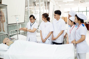 Lương tới 20 triệu/tháng và làm tại Bệnh viện, ngành học đang cần hơn 300.000 nhân sự và điểm chuẩn chỉ 18 điểm, phụ huynh biết để nhắc con lựa chọn