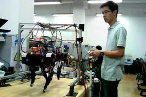 Nam sinh từng 'đội sổ' môn tiếng Anh nhận vinh dự lớn từ ông Tập Cận Bình: Sáng chế robot với giá 800.000 đồng, nay là CEO trẻ, sánh vai cùng nhiều 'ông lớn'
