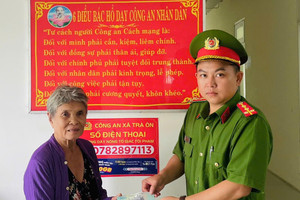 Cụ bà 74 tuổi phát hiện nhiều tờ tiền trên đường, công an xã lập tức vào cuộc xác minh
