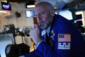 Giá dầu vượt mốc 100 USD, Dow Jones lao dốc 500 điểm