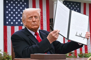 1 phút trước giờ giao dịch phiên 23/7: Tổng thống Donald Trump tung đòn thuế mới, VN-Index đối mặt áp lực lớn