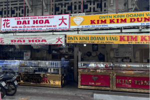 Cảnh khác lạ khi giá vàng giảm không ngừng