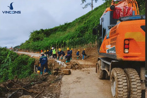 Tổng thầu xây dựng lớn nhất Việt Nam của Vingroup điều động công nhân vào vùng lũ hỗ trợ khẩn cấp người dân