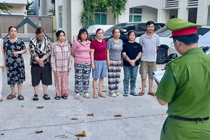 Khám xét khẩn cấp 6 địa điểm, tịch thu 1 sổ tiết kiệm 500 triệu, 10 điện thoại, 4 máy tính cùng lượng lớn tiền mặt, ngoại tệ và tài liệu quan trọng: Triệu tập 27 người
