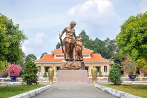 Nữ liệt sĩ ôm con lên rừng đánh giặc, tham gia 23 trận đánh, làm thương vong 200 tên địch, được tuyên dương danh hiệu Anh hùng lực lượng vũ trang nhân dân