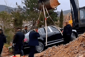 Chính quyền yêu cầu gia đình nam doanh nhân khẩn trương đào chiếc ô tô Mercedes-Benz biển số 8888 trị giá 4,6 tỷ đồng lên khỏi ngôi mộ mới chôn