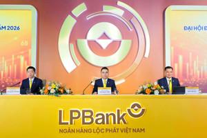 VN-Index rơi 12% từ đỉnh 1.930 điểm, LPB vẫn bay cao, gần 10% vốn LPBank về tay hai tỷ phú Forbes