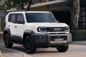 Land Cruiser FJ nhập Thái Lan chính thức ra mắt: Giá từ 1,198 tỷ đồng, trang bị có đủ sức đấu đối thủ?