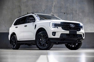 Chỉ hơn kém 11 triệu đồng: Toyota Land Cruiser FJ hay Ford Everest Sport tạo nên cuộc đấu SUV đầy bất ngờ