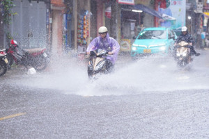 Miền Bắc mưa lớn đỉnh điểm, cảnh báo ngập sâu