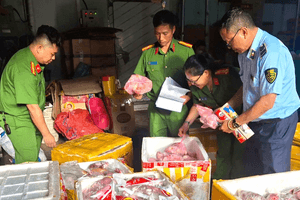 Phát hiện gần một tấn thịt heo, đùi gà hôi thối