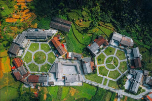 Phát hiện Việt Nam có ngôi làng đẹp như phim trường khiến du khách quốc tế mê mẩn, nằm ngay dưới chân con đèo huyền thoại
