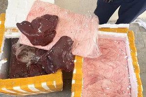 Phạt hành chính 8 triệu đồng, buộc tiêu hủy 148kg thực phẩm trên xe khách