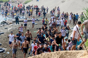 Hơn 50.000 người tràn qua biên giới Tây Ban Nha, Châu Âu báo động khẩn cấp