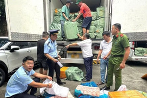 Bắt quả tang gần 17 tấn thực phẩm đông lạnh không rõ nguồn gốc tại bến xe