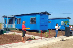 Cuba biến container chở hàng Trung Quốc thành nhà ở, Chủ tịch Cuba đích thân trao chìa khóa tặng người dân