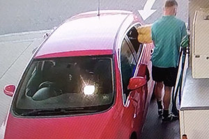 Tài xế xe sang Ferrari, Mercedes đổ xăng xong... bỏ chạy