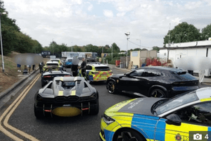 Chính quyền tịch thu 7 xe Lamborghini, 4 xe Audi R8, 1 xe Ferrari và 1 xe Porsche khi đang di chuyển trên đường cao tốc
