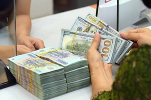 Tỷ giá hôm nay 4/8: Giá USD tại ngân hàng và chợ đen đồng loạt đi xuống