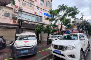 Công an khám xét phòng khám đa khoa tai tiếng, nhiều thùng tài liệu được đưa khỏi hiện trường