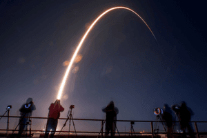 Tên lửa SpaceX vỡ tan tành, mảnh vỡ 4 tấn to bằng xe buýt va vào Mặt Trăng
