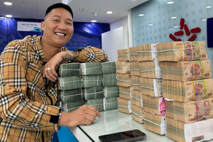 Huấn 'Hoa Hồng' thật sự giàu cỡ nào: Khoe sở hữu biệt thự dát vàng 50 tỷ cùng loạt xe sang, Chủ tịch của doanh nghiệp trăm tỷ
