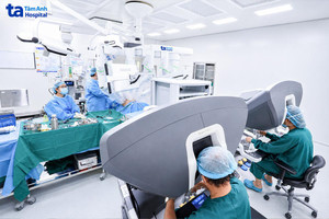 Việt Nam lần đầu phẫu thuật ung thư bằng 2 'siêu robot' cùng lúc, rút ngắn thời gian mổ từ 3 tiếng xuống còn 40 phút