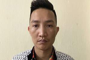 Động thái lạ của Huấn Hoa Hồng