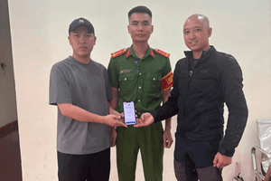 Tài khoản bất ngờ nhận được 5 tỷ đồng, anh Hoàng Quốc Cường SN 2001 vội trình báo công an xã xác minh