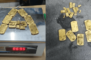 Tịch thu 19 miếng vàng 24K giấu trong lõi của lốp xe máy điện cùng số trang sức trị giá 2,7 tỷ tại sân bay