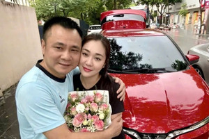 NSND Tự Long tặng vợ VinFast VF 5 đỏ rực, nhưng đây mới là thứ gây chú ý