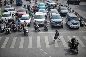 Những người đi xe máy vượt đèn vàng kiểu này sẽ bị phạt ngay 6.000.000 đồng