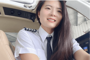Nữ phi công gốc Việt đầu tiên bay vòng quanh thế giới: Từng ngủ nhờ ở sân bay để tiết kiệm chi phí học nghề, qua đời ở tuổi 44 trong vụ rơi máy bay