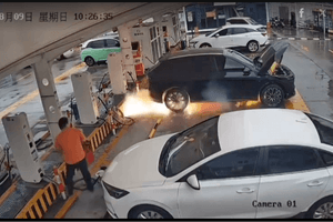 Khoảnh khắc chiếc SUV điện gần 800 mã lực phát nổ rồi bốc cháy tại trạm sạc: Xe không cắm điện, từng gặp tai nạn nghiêm trọng