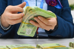 Mỗi Đảng viên được nhận 3.795.000 đồng cùng Huy hiệu, chi tiết nhóm đối tượng hưởng, hiện đã hiệu lực