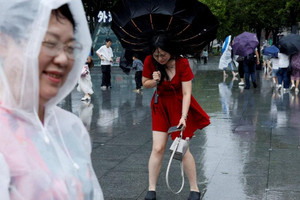 Bão Dolphin biến đường phố Trung Quốc thành sông, cây đổ như ngả rạ, ô tô nổi lềnh bềnh
