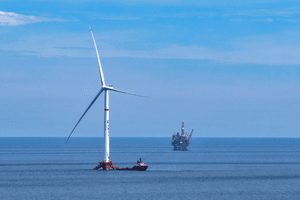 Láng giềng Việt Nam đưa giàn điện gió nổi công suất 16MW nặng 7.800 tấn ra vùng biển sâu 136m, chống chịu được bão cấp 17