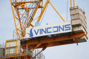 VinCons cùng siêu tàu 220 tấn vừa hoàn thành lắp đặt 1.300 tấm pin trên mặt nước