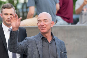 Tỷ phú Jeff Bezos sắp mua Liverpool