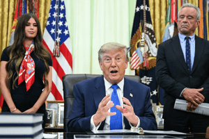 Ông Trump thông qua sắc lệnh bất thường về chương trình tiêm chủng vaccine cho trẻ em Mỹ