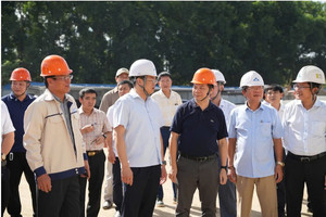Chủ tịch UBND tỉnh Quảng Ngãi đến thăm và làm việc tại nhà máy thép ray của Hòa Phát