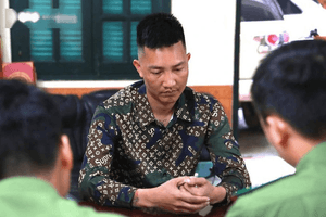Huấn 'Hoa Hồng' tự cắt ghép bản tin VTV, đưa hình ảnh cá nhân vào phóng sự từ thiện cùng các nghệ sĩ