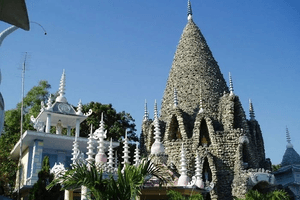 Ngôi chùa duy nhất có bảo tháp cao 39m được kết từ hàng triệu vỏ ốc, sở hữu đường hầm '18 tầng địa ngục' dài 500m huyền bí