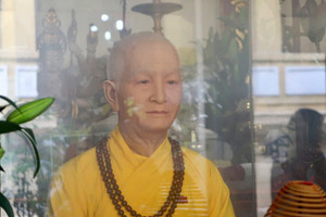 Pho tượng giống hệt người thật khiến nhân viên hải quan đòi kiểm tra hộ chiếu khi qua cửa khẩu, được trưng bày tại ngôi cổ tự hơn 600 năm tuổi giữa lòng Thủ đô