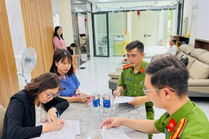 Thi hành lệnh khám xét, khởi tố bà chủ SN 1967 của một doanh nghiệp vàng bạc