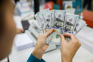 Tỷ giá hôm nay 13/8: USD tự do áp sát 26.000 đồng, ngân hàng đồng loạt giảm giá