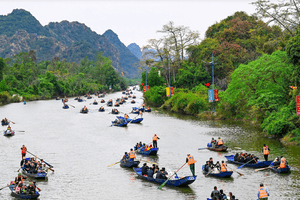 Nhiều người chèo đò chở khách ở Chùa Hương bị lừa 4,4 tỷ đồng xin cấp phép hoạt động